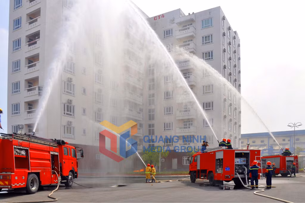 Các chiến sĩ PCCC diễn tập phương án chữa cháy nhà cao tầng tại khu tập thể công nhân Công ty Than Nam Mẫu. Ảnh: Tuấn Hương