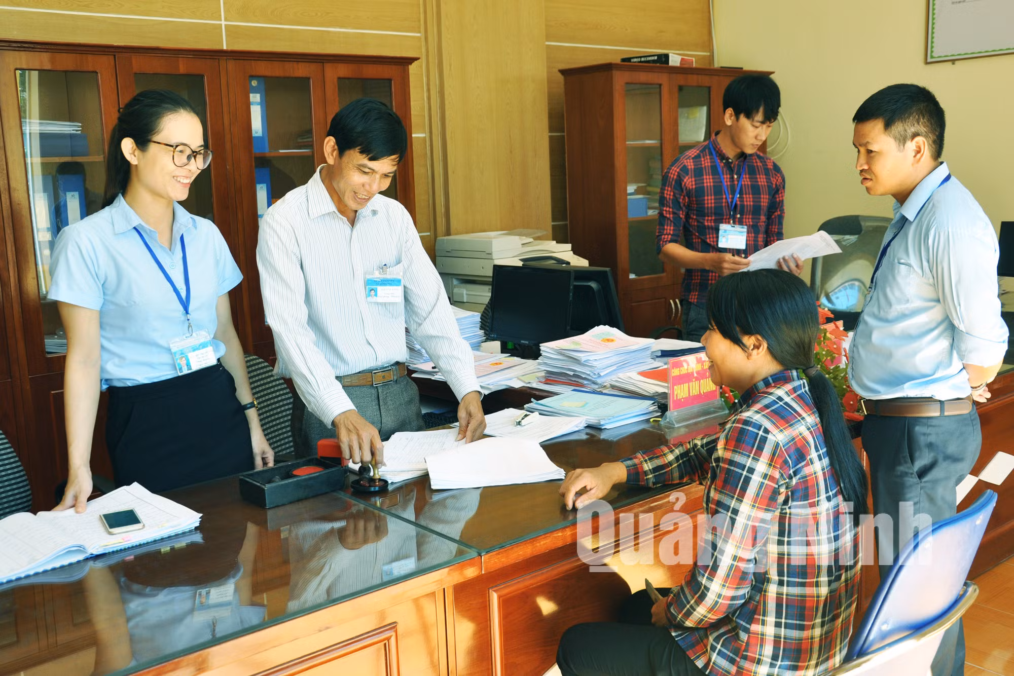 Cán bộ Trung tâm HCC phối hợp với bộ phận “một cửa” xã Đông Ngũ hướng dẫn người dân cách hoàn thiện hồ sơ theo đúng quy định. Ảnh: Nguyễn Duy