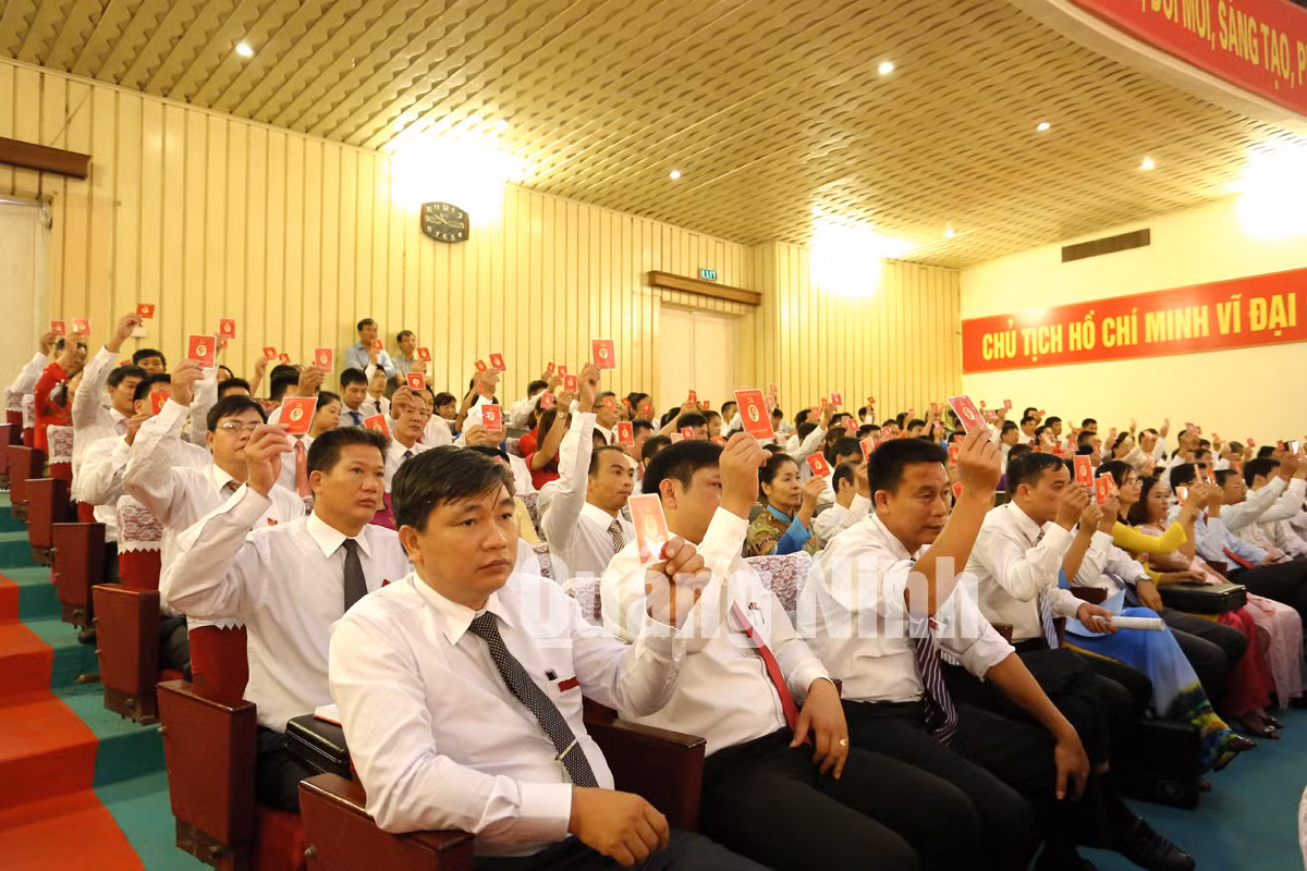 Các đại biểu biểu quyết thông qua Nghị quyết Đại hội