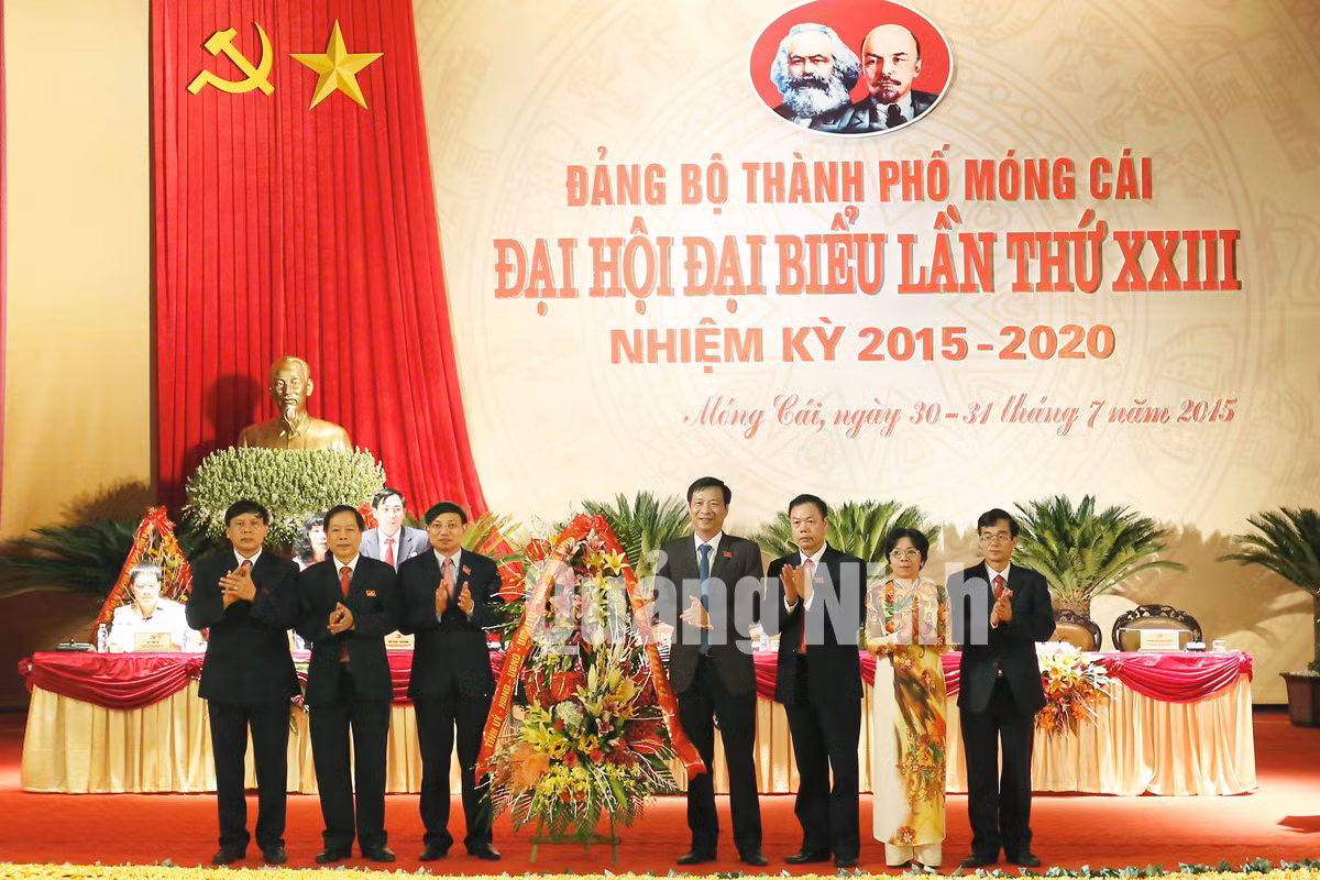Đồng chí Nguyễn Văn Đọc, Bí thư Tỉnh ủy, Chủ tịch HĐND tỉnh tặng hoa chúc mừng Đại hội