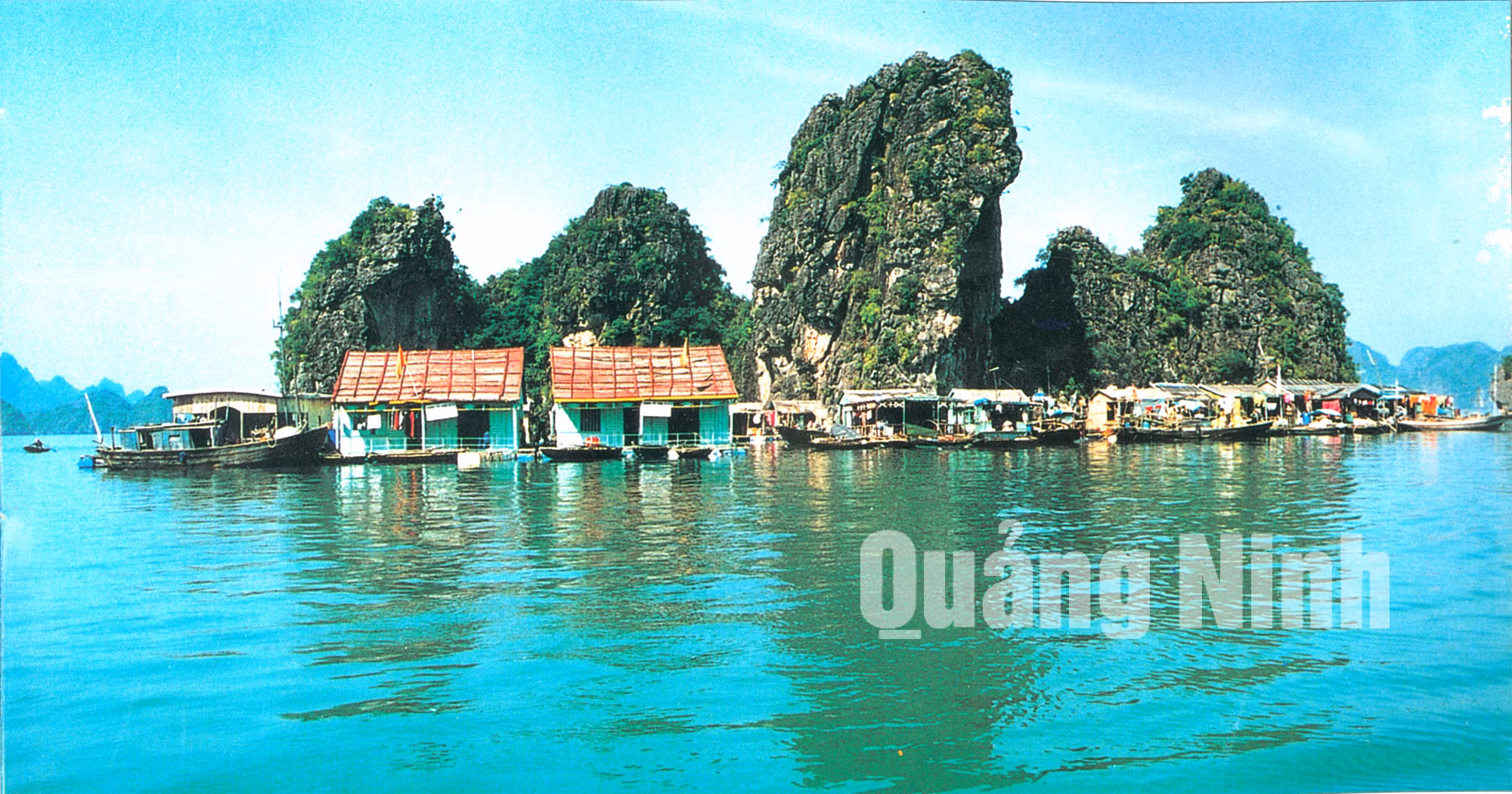 Làng chài Cửa Vạn. Ảnh: Nguyễn Văn Tuấn