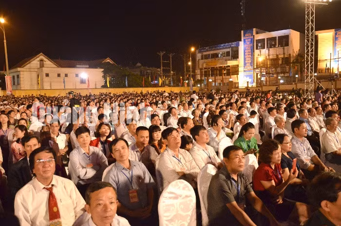 Đông đảo người dân tham dự buổi lễ.