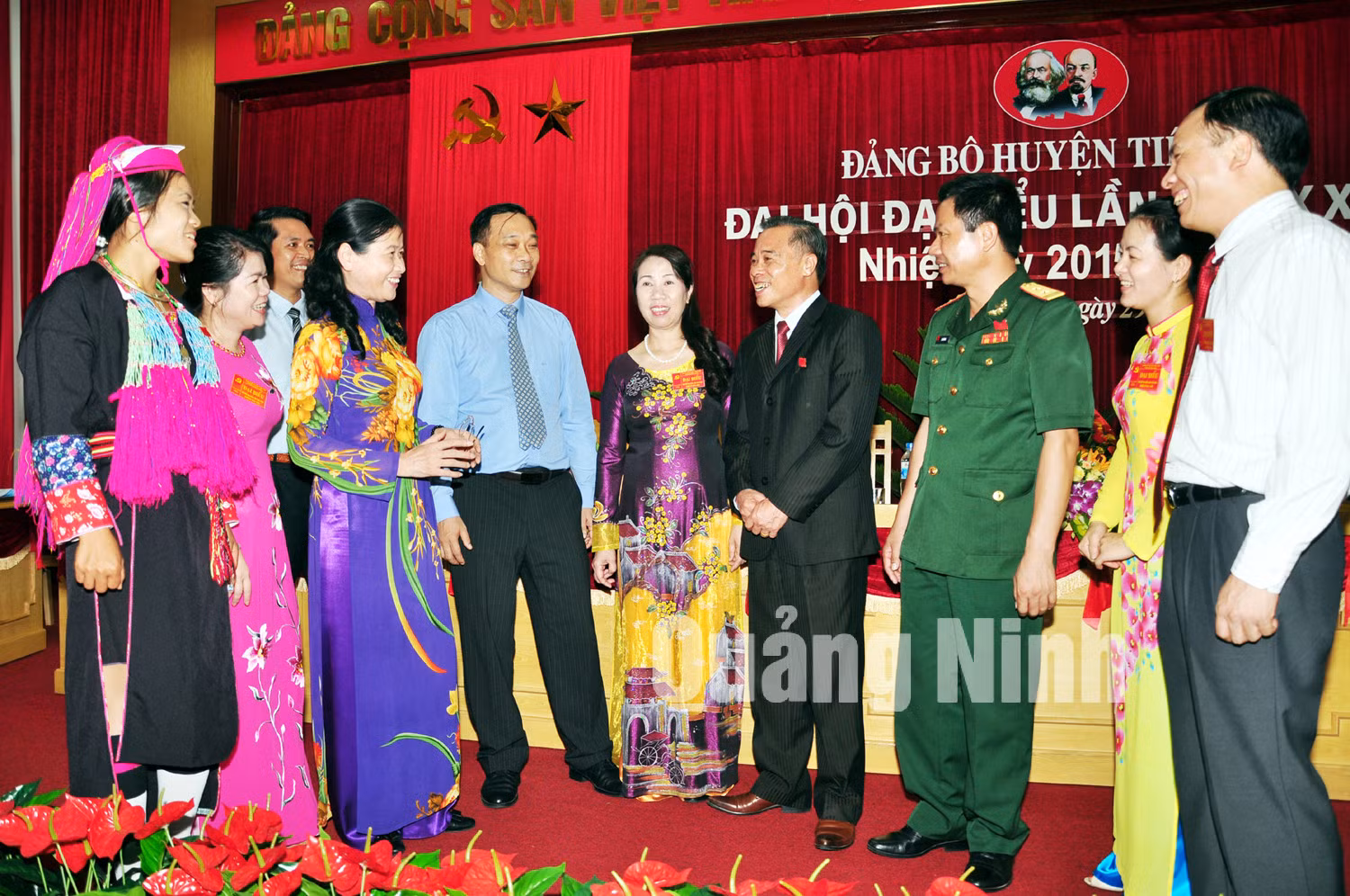 Các đồng chí lãnh đạo tỉnh trò chuyện với đại biểu tham dự Đại hội