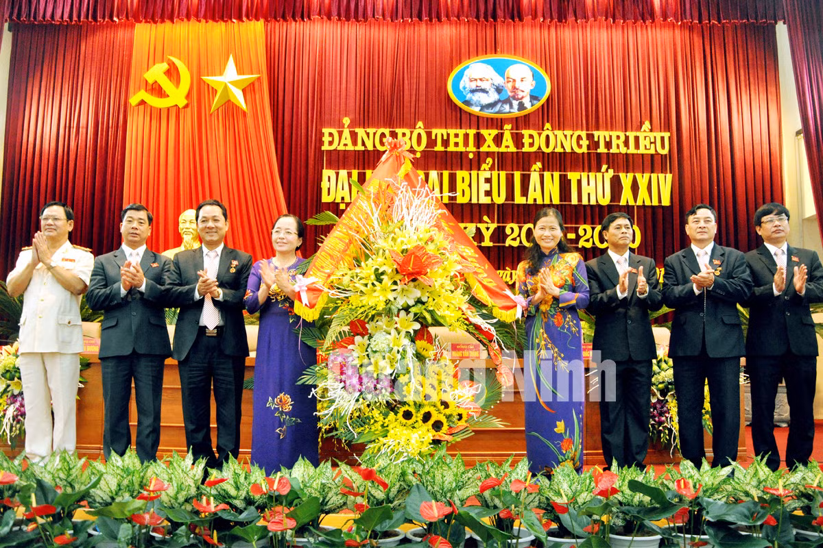 Đồng chí Đỗ Thị Hoàng, Phó Bí thư Thường trực Tỉnh uỷ, Trưởng đoàn ĐBQH tỉnh tặng hoa chúc mừng Đại hội
