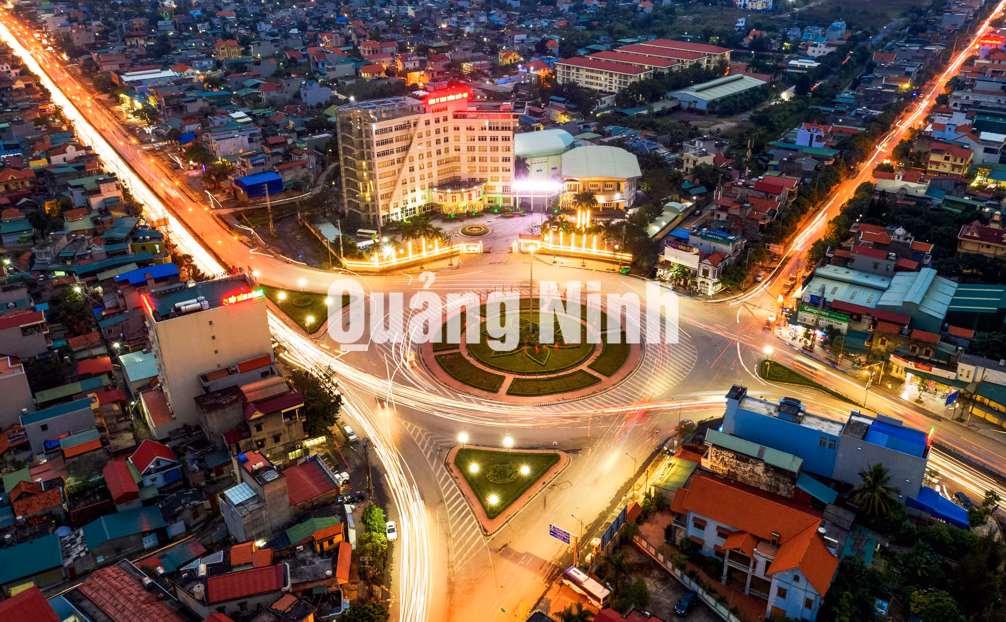 Con đường tỏa sáng (TP Cẩm Phả) (6-2020). Ảnh: Nguyễn Thành Chung