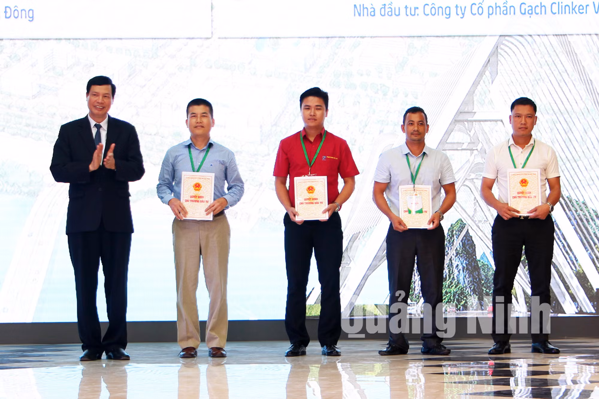 Chủ tịch UBND tỉnh Nguyễn Đức Long trao Quyết định đầu tư của UBND tỉnh cho đại diện 4 nhà đầu tư