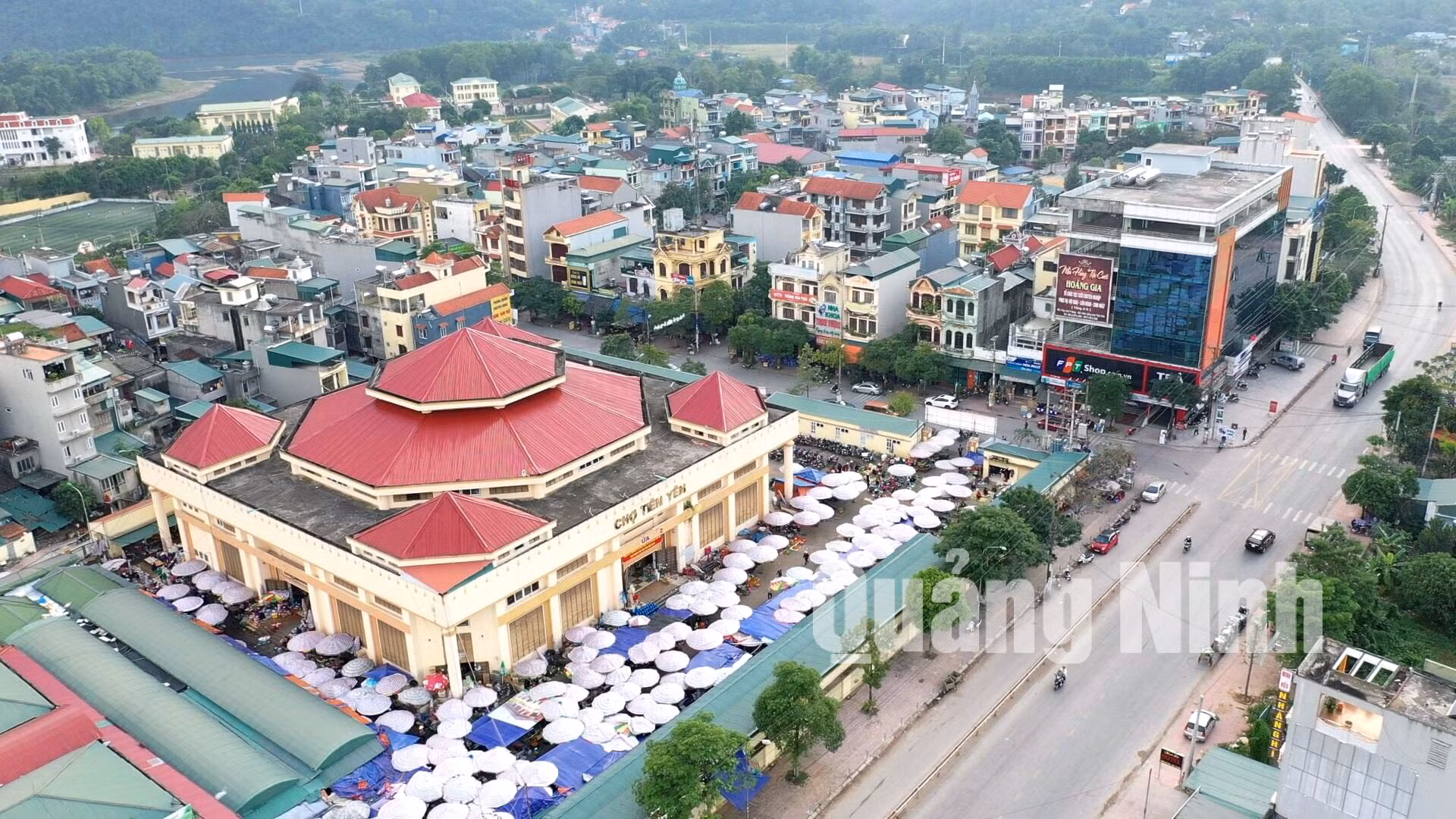 Chợ Tiên Yên nhìn từ trên cao (9-2020). Ảnh: Lan Anh