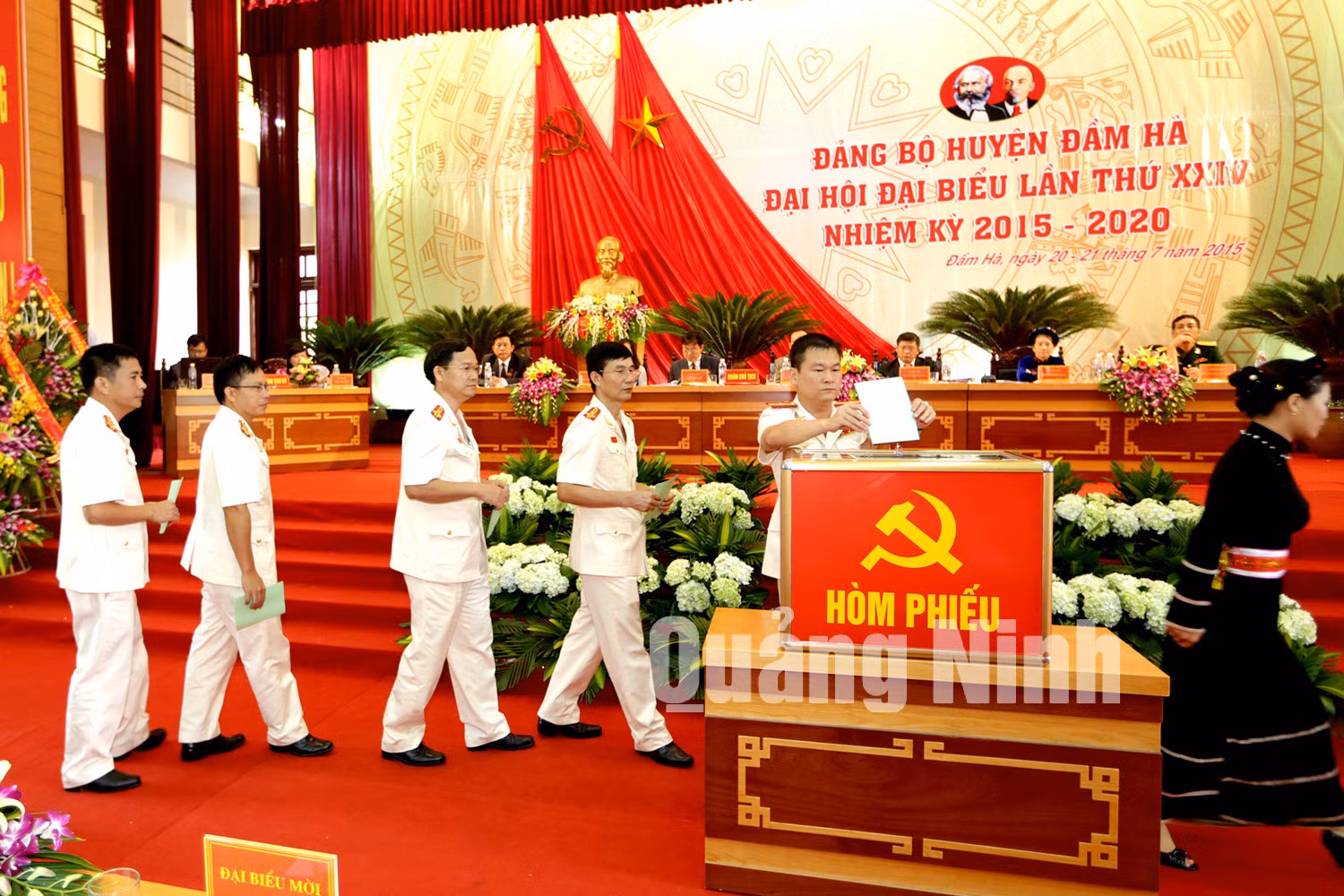 Các đại biểu bỏ phiếu bầu BCH Đảng bộ huyện khoá XXIV