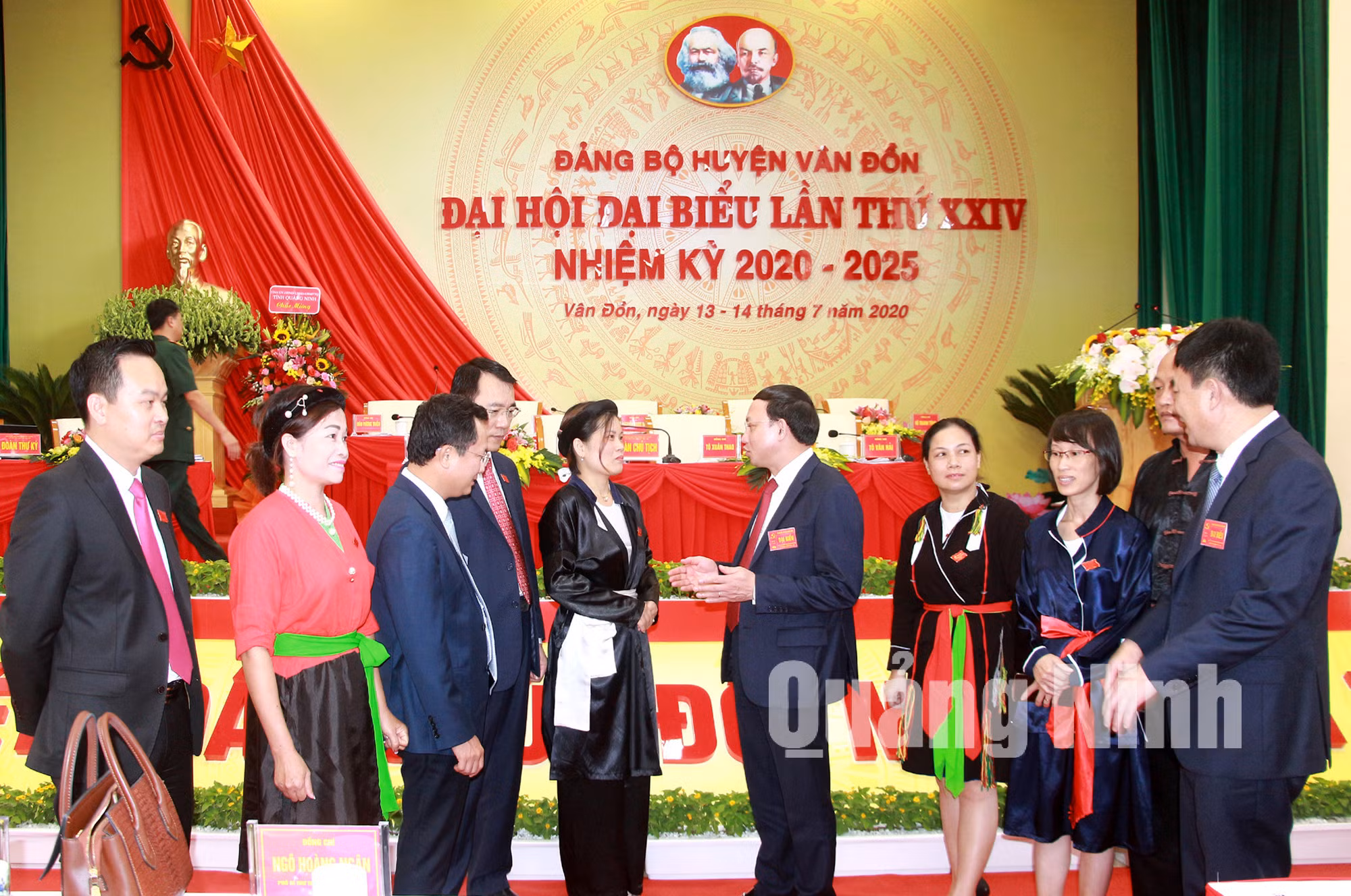 Các đại biểu trao đổi, thảo luận bên lề Đại hội (7-2020). Ảnh: Mạnh Trường