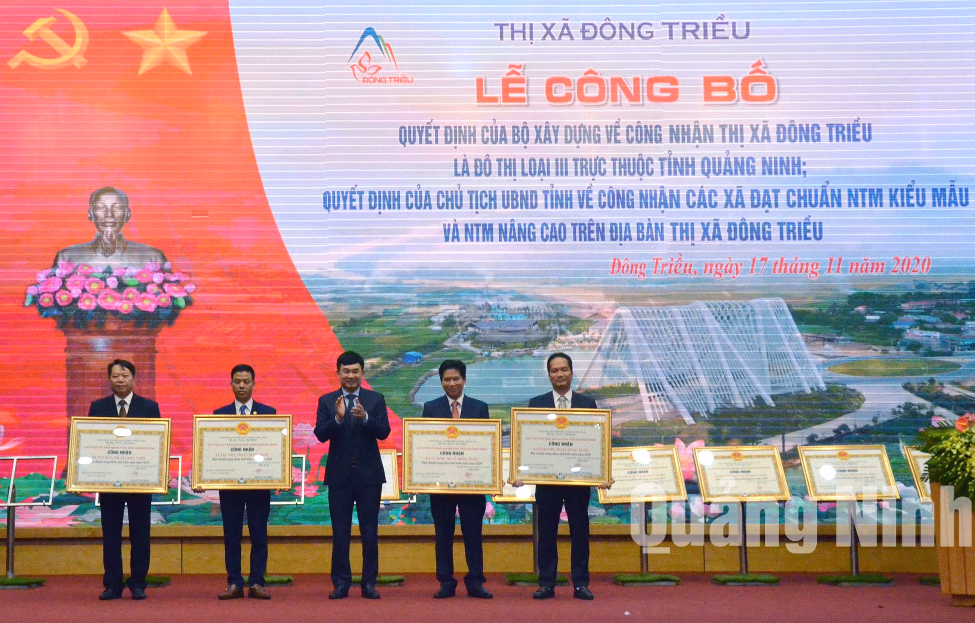 Phó Bí thư Thường trực Tỉnh ủy Ngô Hoàng Ngân trao quyết định công nhận các xã đạt chuẩn NTM kiểu mẫu (11-2020). Ảnh: Nguyễn Thanh