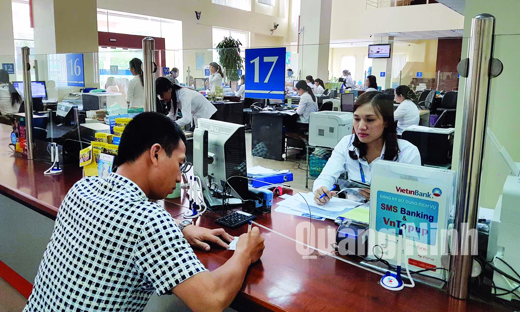 Giao dịch khách hàng tại Viettinbank. Ảnh: Thanh Hằng
