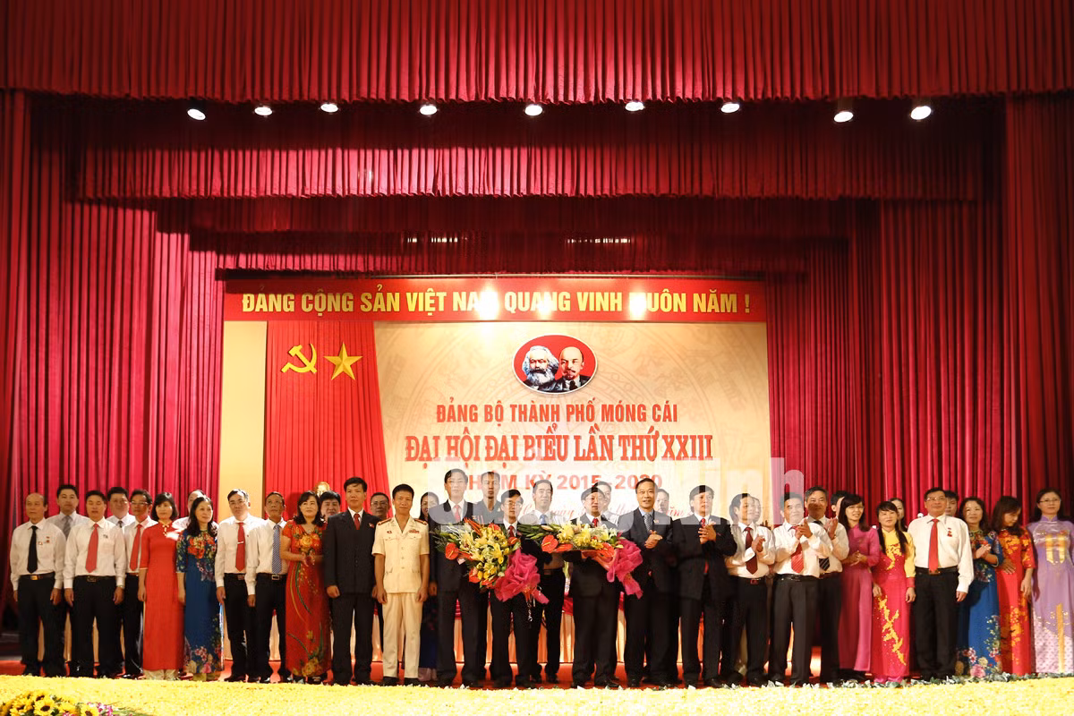Đồng chí Vũ Hồng Thanh, Phó Bí thư Tỉnh ủy tặng hoa chúc mừng BCH Đảng bộ TP Móng Cái
