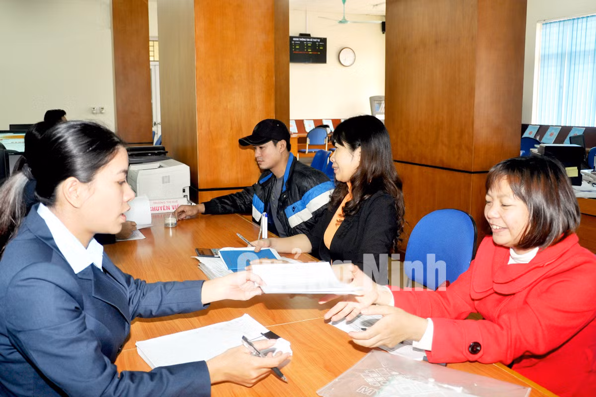 Hướng dẫn các thủ tục hành chính cho người dân. Ảnh: Thái Bình