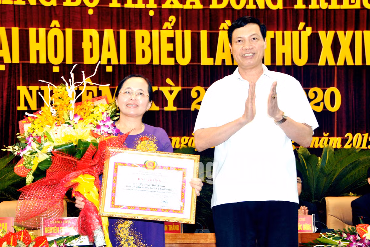 Thay mặt BCH Đảng bộ tỉnh Quảng Ninh, đồng chí Nguyễn Đức Long, Phó Bí thư Tỉnh ủy, Chủ tịch UBND tỉnh tặng bằng khen cho đồng chí Nguyễn Thị Huân, Bí thư Thị ủy Đông Triều khóa XXIIV vì đã có thành tích xuất sắc trong công tác xây dựng Đảng nhiệm kỳ 2010-2015.