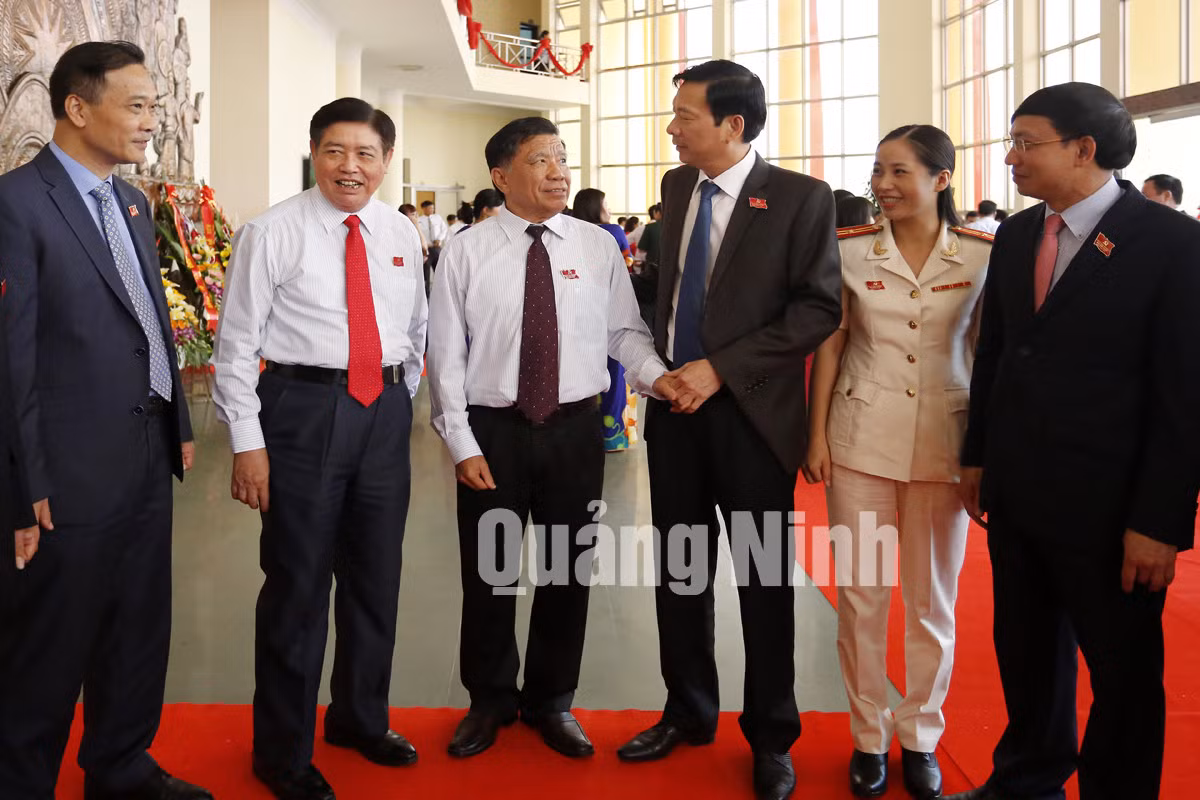 Đồng chí Bí thư Tỉnh ủy trò chuyện với các đại biểu dự Đại hội