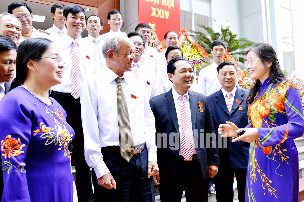 Đồng chí Đỗ Thị Hoàng, Phó Bí thư Thường trực Tỉnh ủy, Trưởng đoàn ĐBQH tỉnh trò chuyện cùng đại biểu tham dự Đại hội