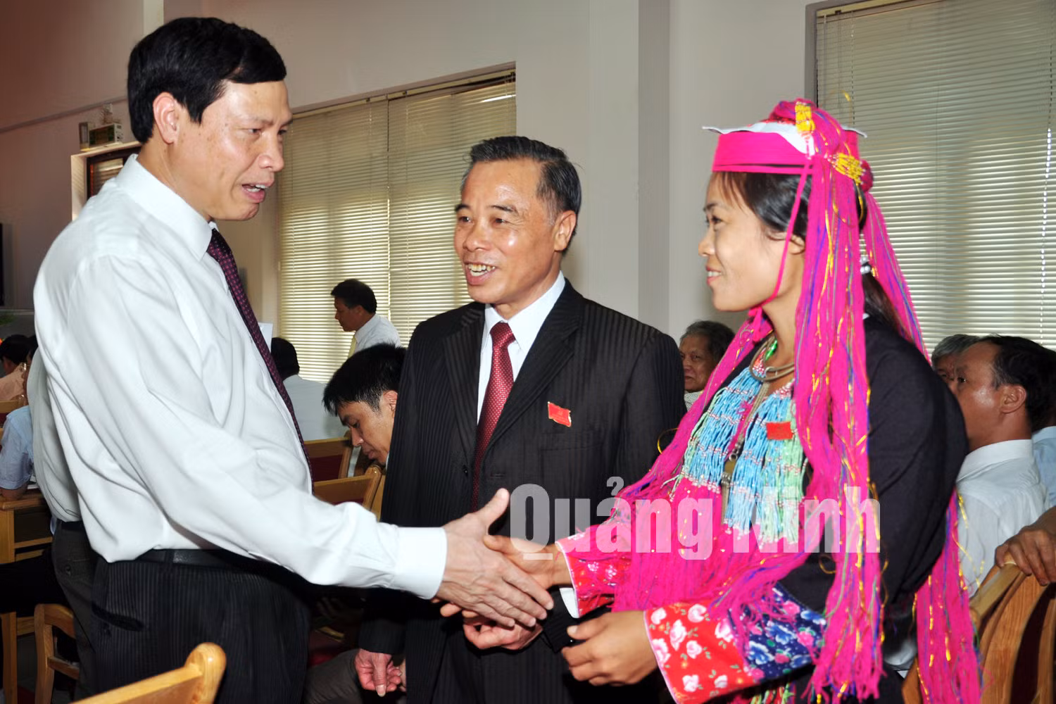 Đồng chí Nguyễn Đức Long, Phó Bí thư Tỉnh ủy, Chủ tịch UBND tỉnh trò chuyện với các đại biểu