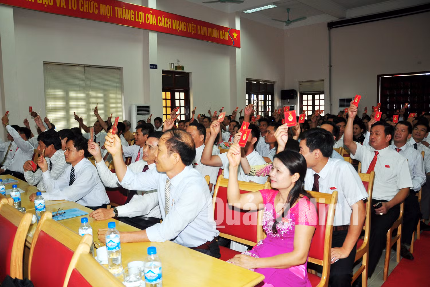 Biểu quyết thông qua Nghị quyết Đại hội Đảng bộ huyện Tiên Yên lần thứ XXIV, nhiệm kỳ 2015-2020