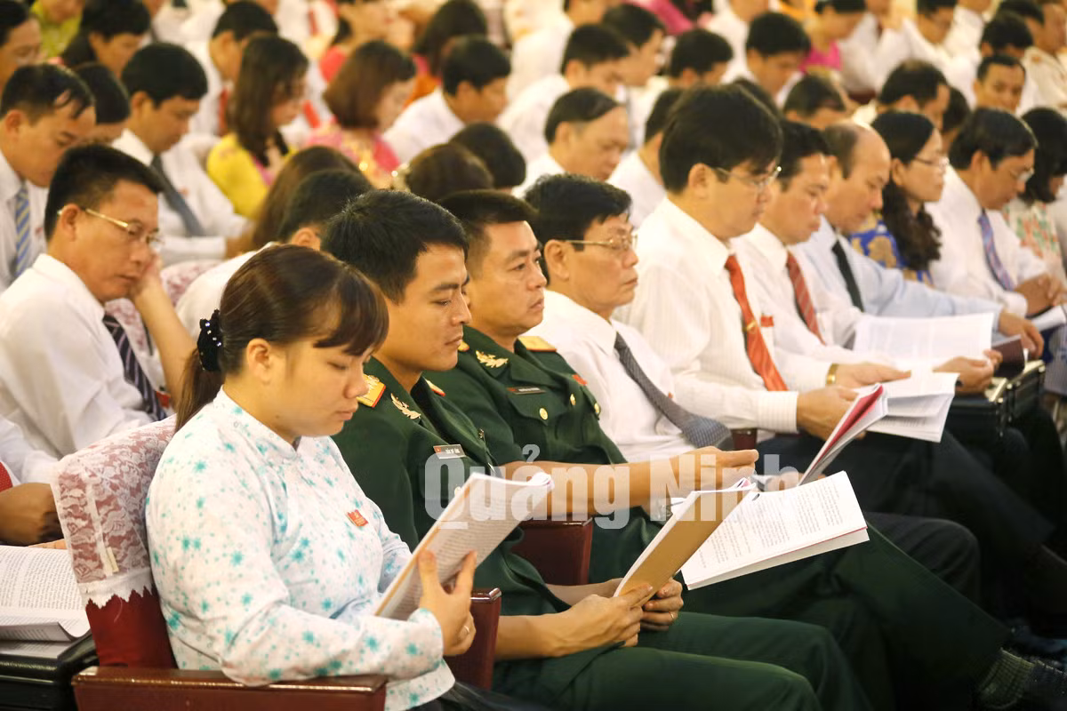 Đại biểu nghiên cứu tài liệu Đại hội