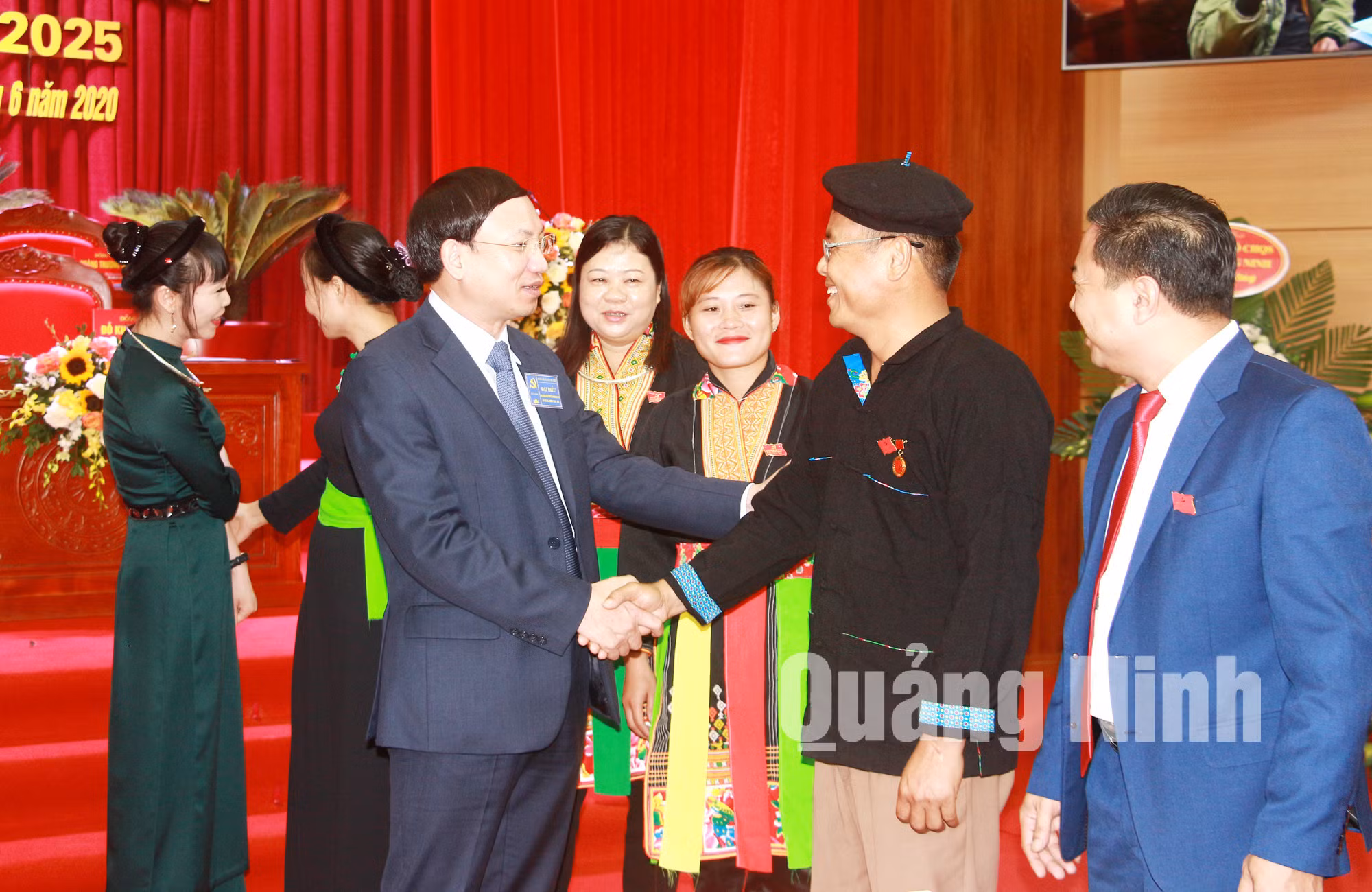 Đồng chí Nguyễn Xuân Ký, Bí thư Tỉnh ủy, Chủ tịch HĐND tỉnh, trao đổi với các đại biểu tham dự Đại hội (6-2020). Ảnh: Mạnh Trường