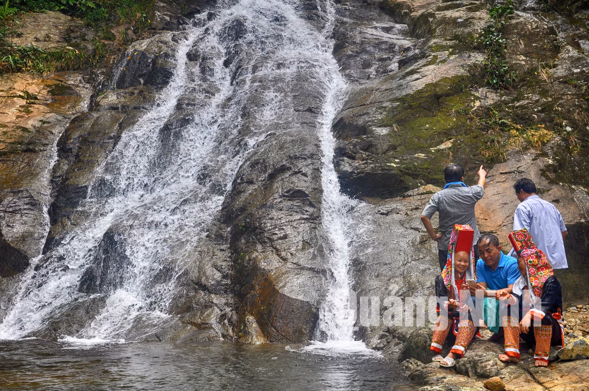 Khách du lịch bên dòng thác.