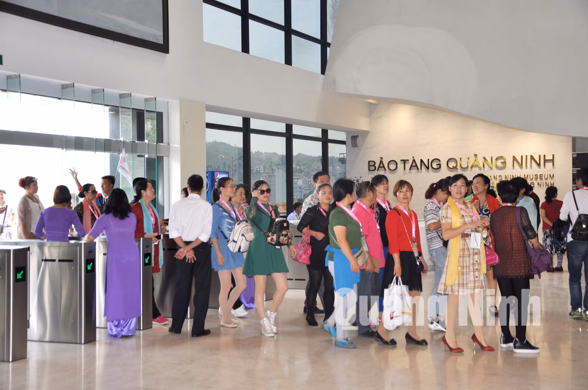 Khách du lịch tham quan Bảo tàng. Ảnh: Thu Nguyên