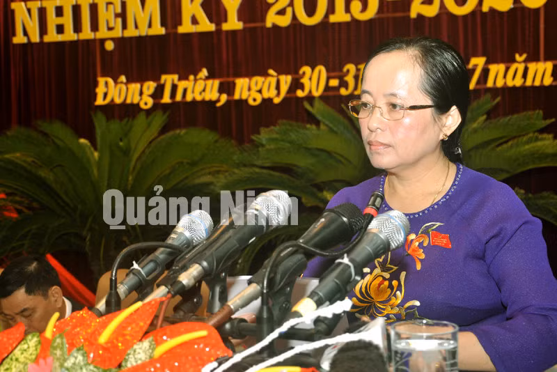 Đồng chí Nguyễn Thị Huân, Bí thư Thị uỷ Đông Triều trình bày báo cáo chính trị Đại hội