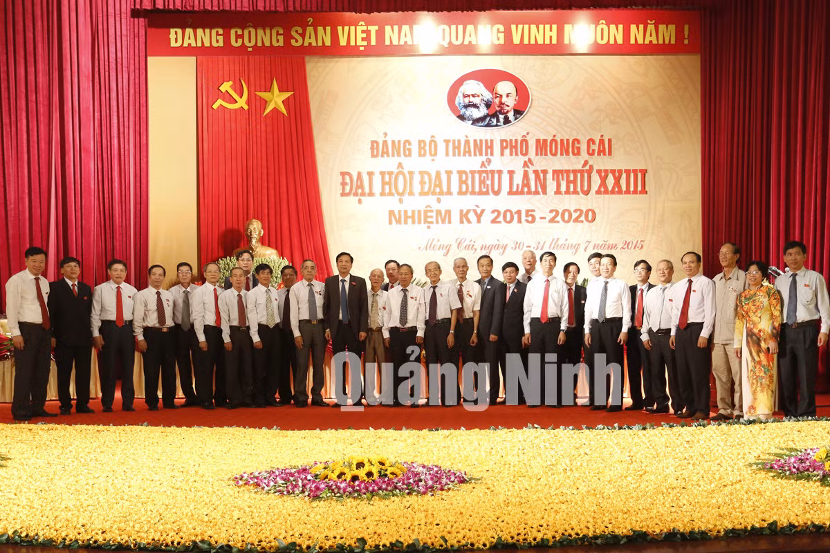 Đồng chí Nguyễn Văn Đọc, Bí thư Tỉnh ủy, Chủ tịch HĐND tỉnh chụp ảnh lưu niệm với các đồng chí về dự Đại hội