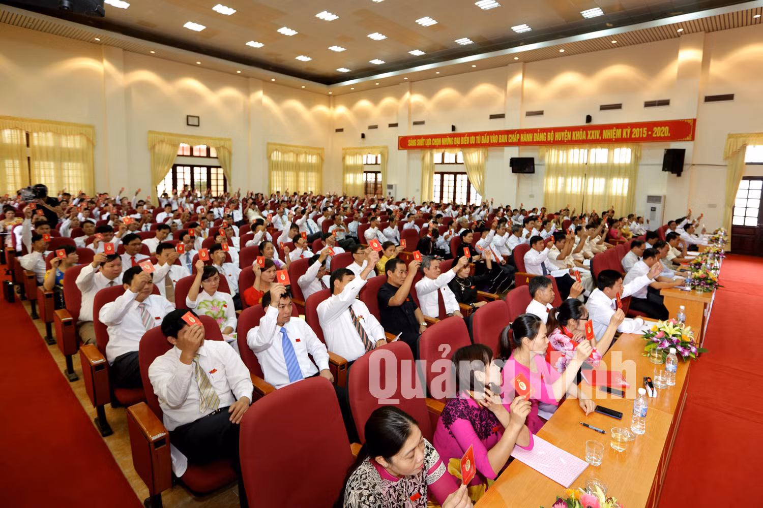 Các đại biểu biểu quyết thông qua Nghị quyết Đại hội