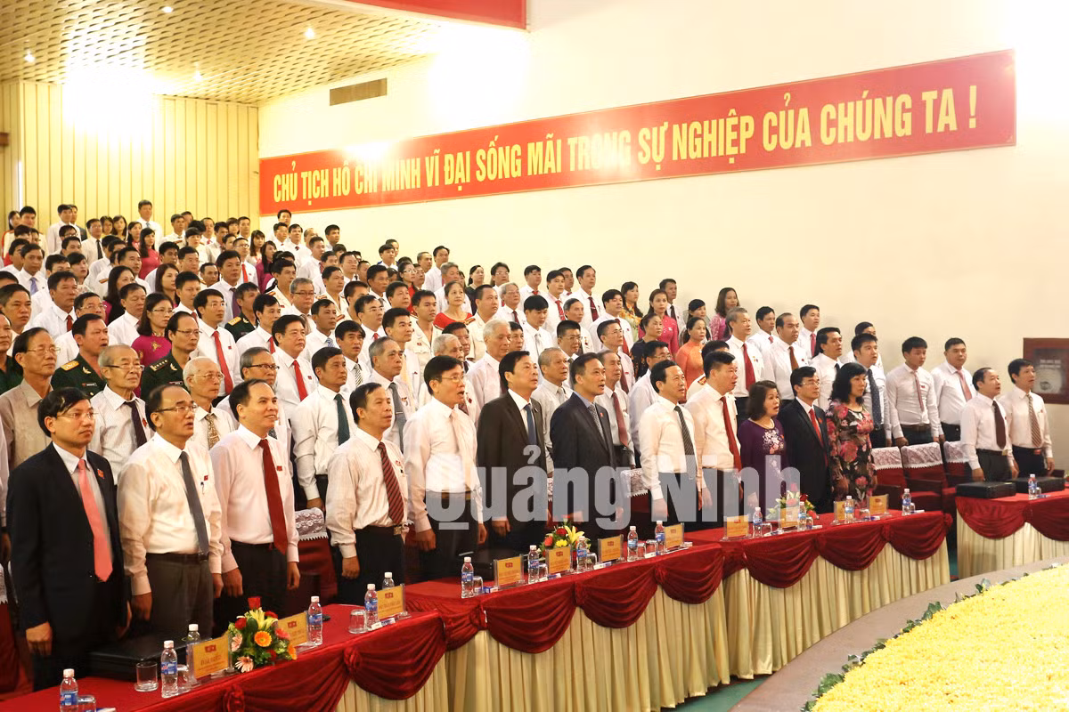 Các đại biểu dự Đại hội làm lễ chào cờ