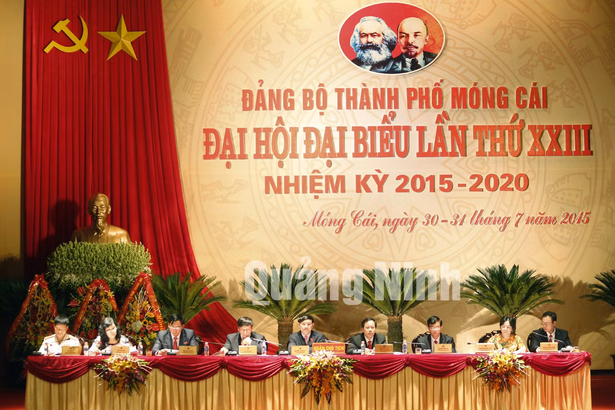 Đoàn Chủ tịch điều hành phiên thảo luận
