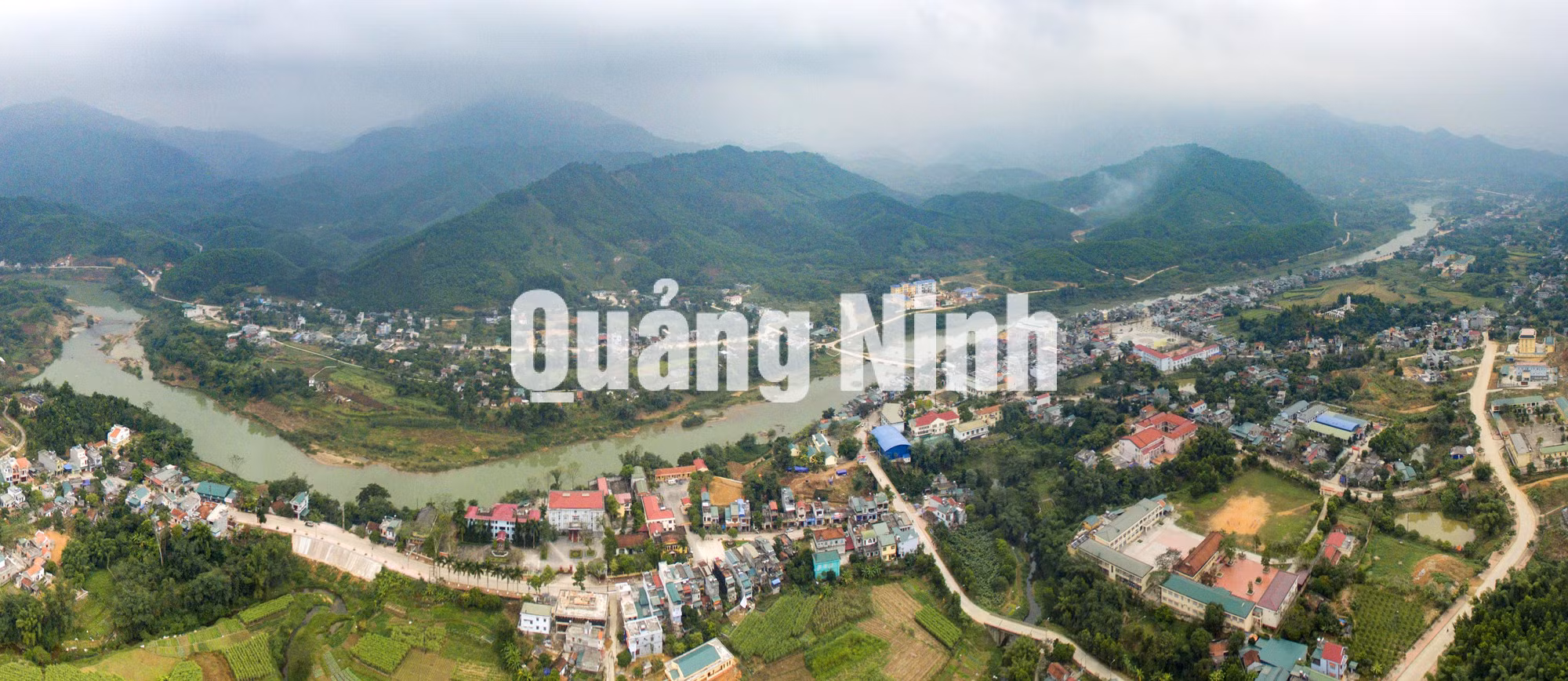 Dòng sông Ba Chẽ như dải lụa mềm bao quanh thị trấn (1-2016). Ảnh: Đỗ Giang