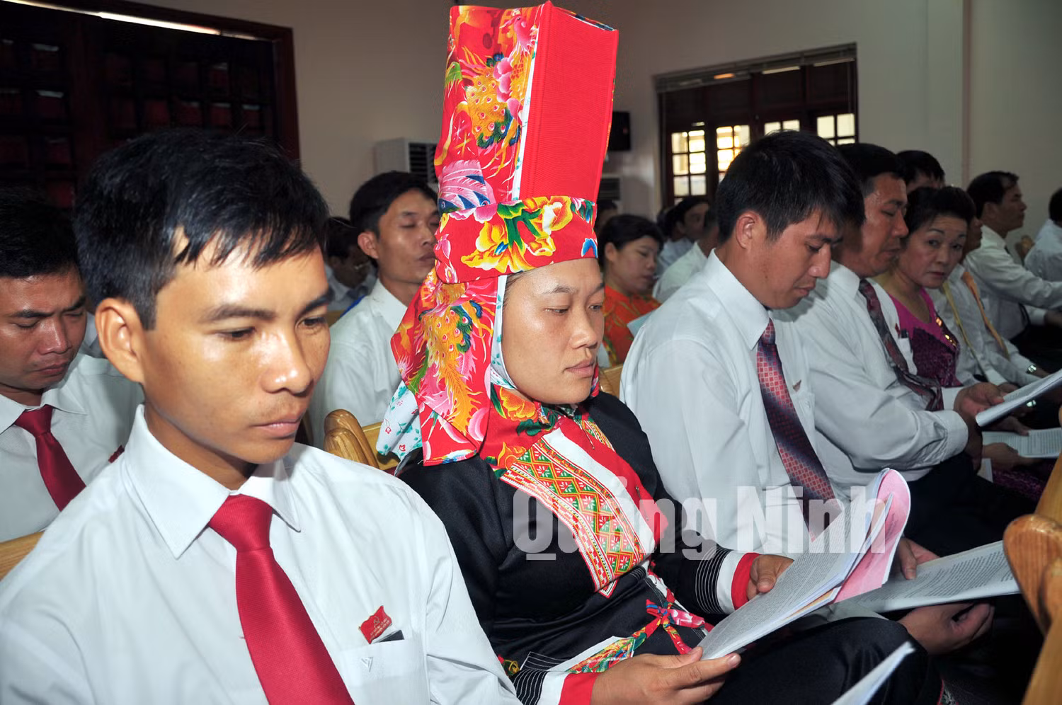 Đại biểu nghiên cứu văn kiện