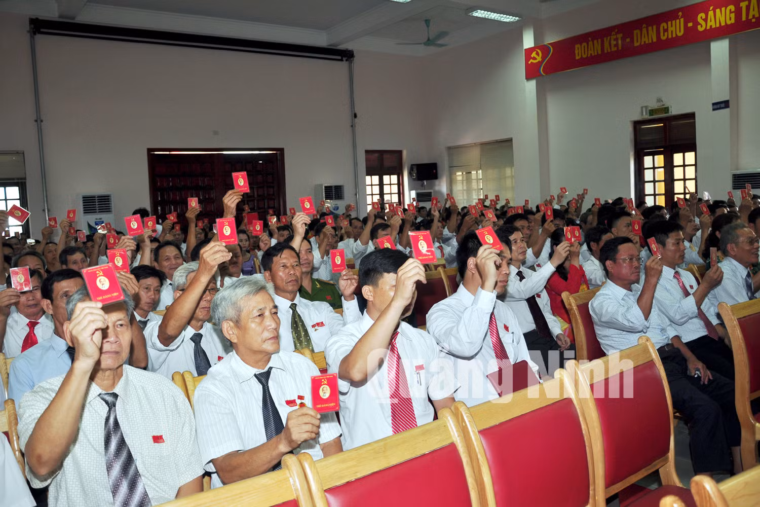 Biểu quyết thông qua nội quy, chương trình Đại hội