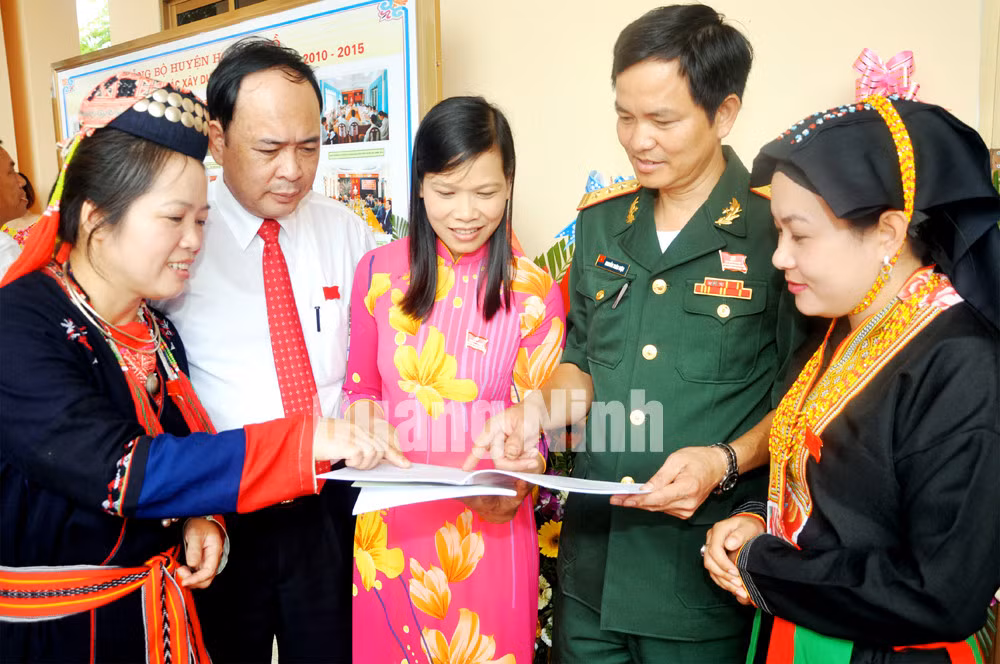 Đại biểu sôi nổi thảo luận tại các tổ và giờ giải lao