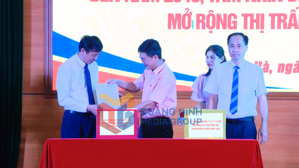 Lãnh đạo huyện Đầm Hà nhận quyết định phê duyệt và bộ hồ sơ quy hoạch vùng huyện Đầm Hà đến năm 2040, tầm nhìn đến năm 2050 (7-2023). Ảnh: Thành Công