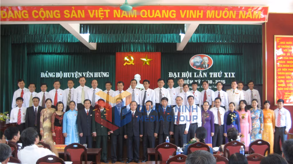 Ban Chấp hành Đảng bộ thị xã nhiệm kỳ 2010-2015 ra mắt tại Đại hội (7-2010). Ảnh: Tuấn Hương