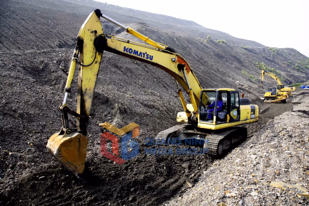 San gạt cải tạo, phục hồi môi trường bãi thải Chính Bắc - TP Hạ Long (9-2014). Ảnh: Dương Phượng Đại