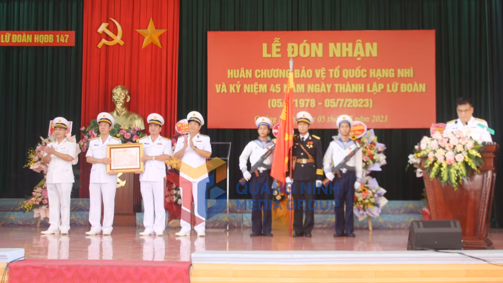 Chuẩn Đô đốc Phan Tuấn Hùng, Uỷ viên Đảng uỷ Quân chủng, Phó Tư lệnh Quân chủng Hải quân, trao tặng Huân chương Bảo vệ Tổ quốc hạng Nhì cho Lữ đoàn 147 (7-2023). Ảnh: Cao Quỳnh