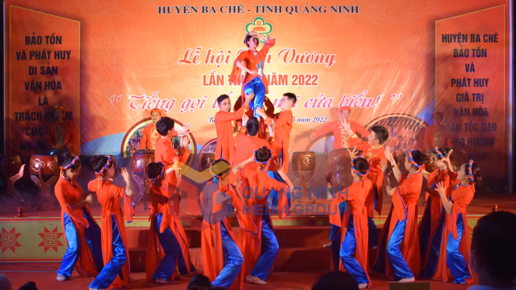 Màn múa gây ấn tượng trong lễ hội (5-2022). Ảnh: Công Thành