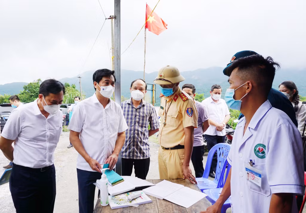 Đồng chí Nguyễn Tường Văn, Phó Bí thư Tỉnh ủy, Chủ tịch UBND tỉnh kiểm tra, động viên lực lượng làm nhiệm vụ tại chốt kiểm soát dịch Covid-19 tại đèo Hạ My (TP Hạ Long).