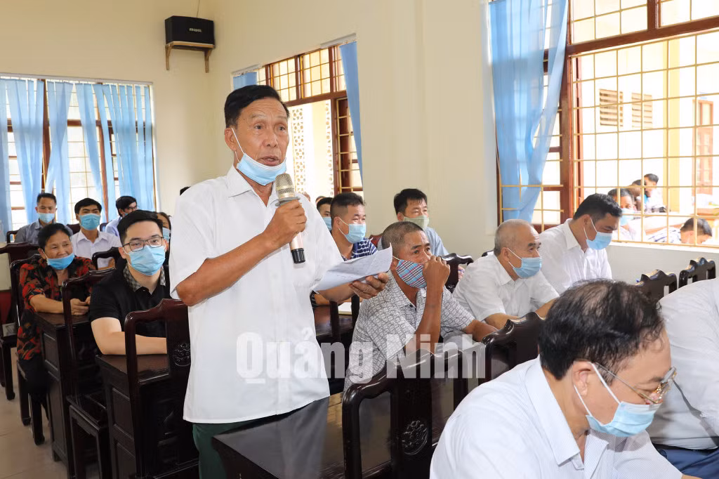 Cử tri TP Móng Cái đề xuất một số ý kiến liên quan đến việc phát triển hạ tầng giao thông (7-2021). Ảnh: Đỗ Phương