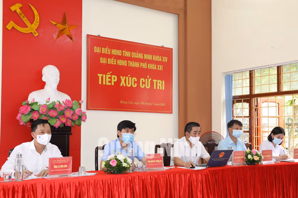 Đại biểu HĐND tỉnh, đại biểu HĐND TP Móng Cái tiếp xúc cử tri (7-2021). Ảnh: Đỗ Phương