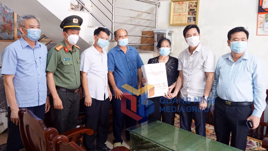 Chủ tịch UBND tỉnh Nguyễn Tường Văn thăm hỏi, tặng quà thương binh hạng 2-4 Nguyễn Thúy Vinh trú tại khu 2, phường Hải Yên (7-2021). Ảnh: Nguyễn Thanh