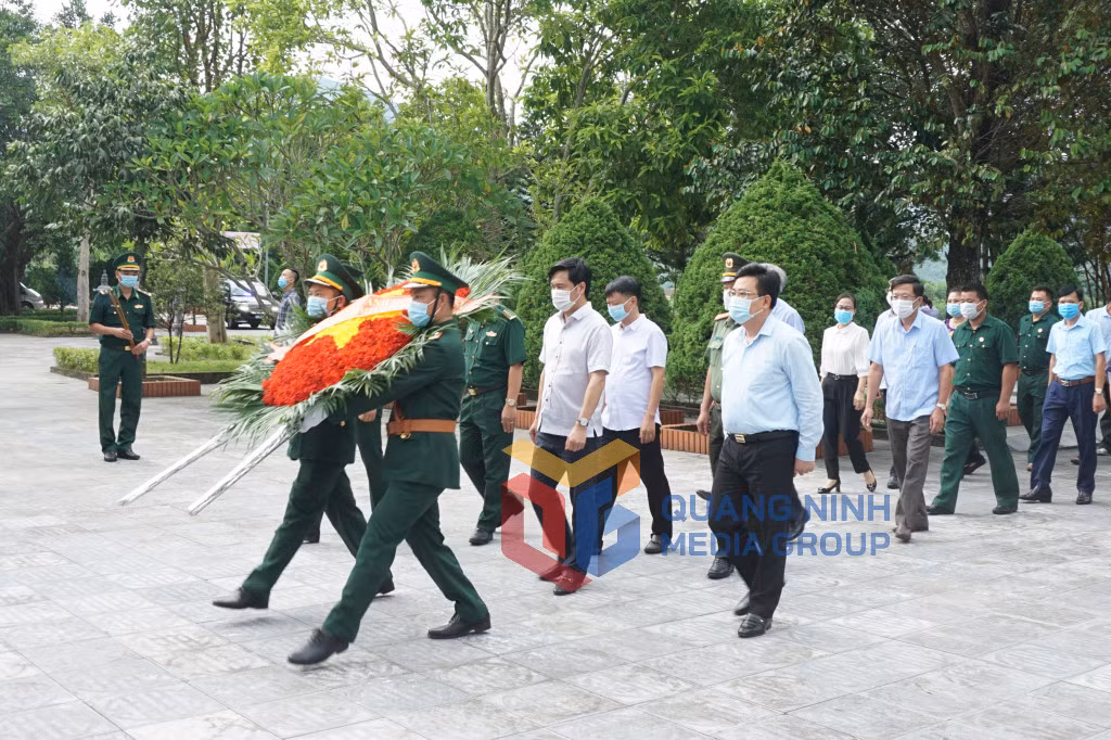 Chủ tịch UBND tỉnh Nguyễn Tường Văn cùng đoàn công tác tới dâng hương tại Đài tưởng niệm các anh hùng liệt sỹ Pò Hèn (xã Hải Sơn, TP Móng Cái) (7-2021). Ảnh: Nguyễn Thanh