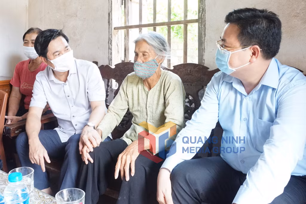 Chủ tịch UBND tỉnh Nguyễn Tường Văn thăm hỏi, động viên bà Trần Thị Du là vợ liệt sĩ ở khu Đông Thịnh, phường Trà Cổ (7-2021). Ảnh: Nguyễn Thanh