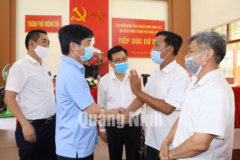 Chủ tịch UBND tỉnh Nguyễn Tường Văn gặp gỡ, trò chuyện với cử tri TP Móng Cái (7-2021). Ảnh: Đỗ Phương