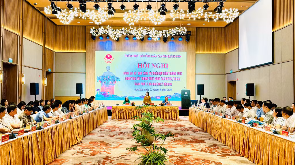 Đồng chí Trịnh Thị Minh Thanh, Phó Bí thư Thường trực Tỉnh ủy, Chủ tịch HĐND tỉnh, chủ trì hội nghị (5-2025). Ảnh: Mạnh Trường