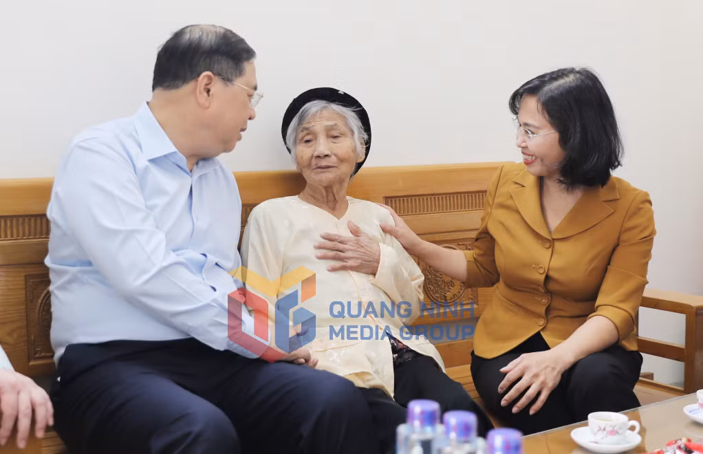 Các đồng chí lãnh đạo Trung ương, lãnh đạo tỉnh thăm, động viên Mẹ Việt Nam Anh hùng Nguyễn Thị Thực (tổ 12, khu 7, phường Cao Xanh) (5-2026). Ảnh: Mạnh Trường