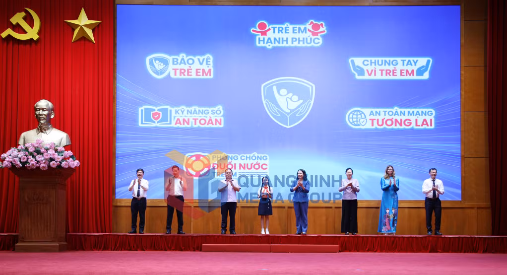 Phó Chủ tịch nước Võ Thị Ánh Xuân và Bí thư Tỉnh ủy Quản Minh Cường cùng các đại biểu ấn nút phát động Tháng hành động vì trẻ em năm 2026 (5-2026). Ảnh: Thu Chung